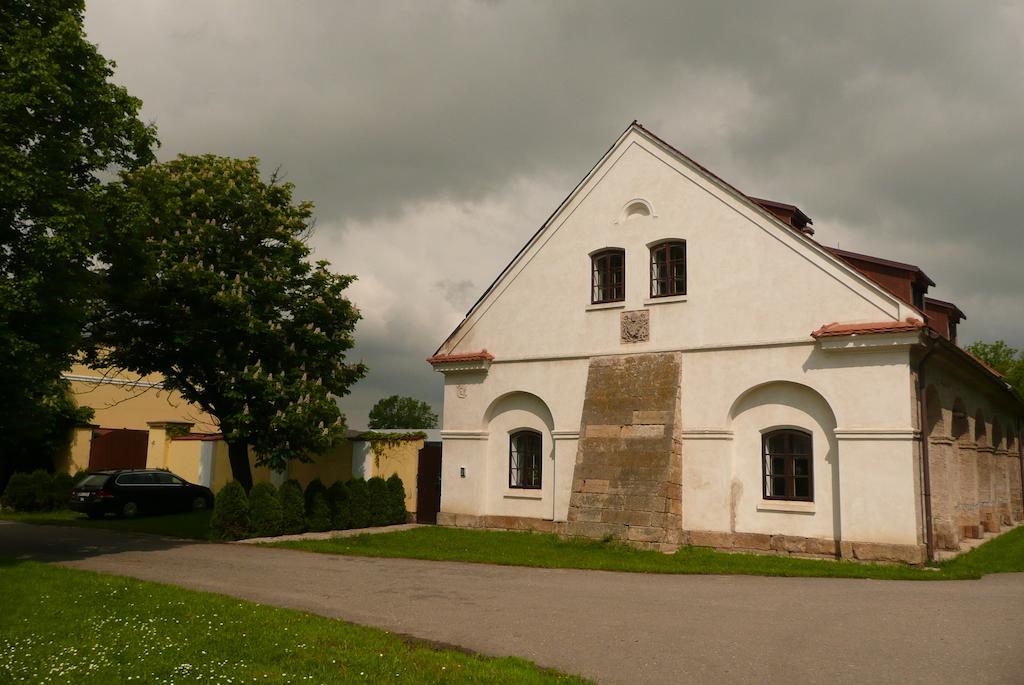 Отель Statek Chmelovice Экстерьер фото